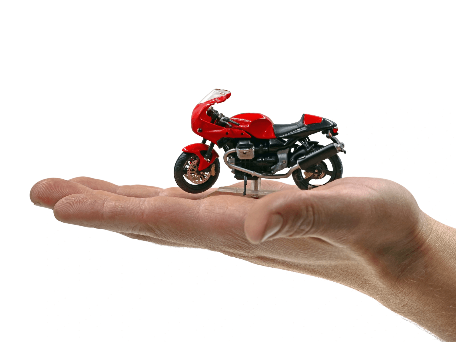 zeigt ein Motorrad, dass auf einer menschlichen Hand steht
