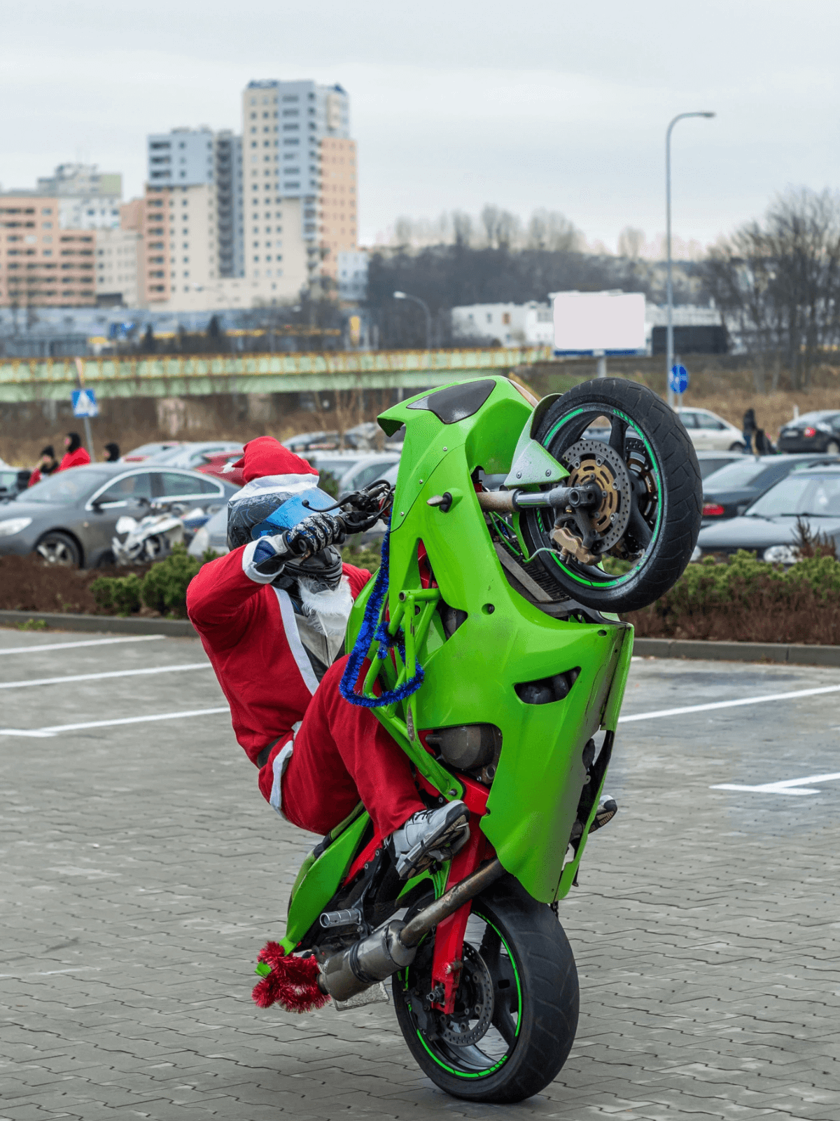 Der Weihnachtsmann fährt auf dem Hinterrad auf einem Motorrad