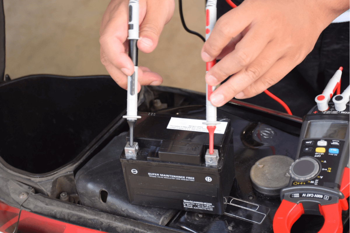 Motorradbatterie laden